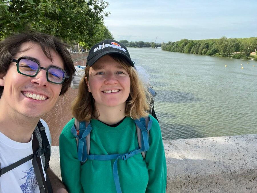 Alexia au bord de l'eau, sac à dos