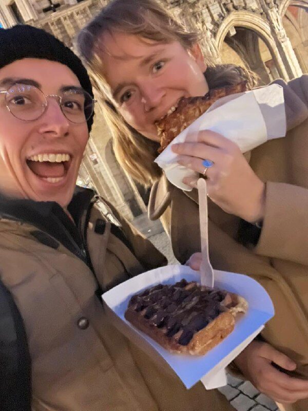 Alexia mangeant une gaufre devant une cathédrale