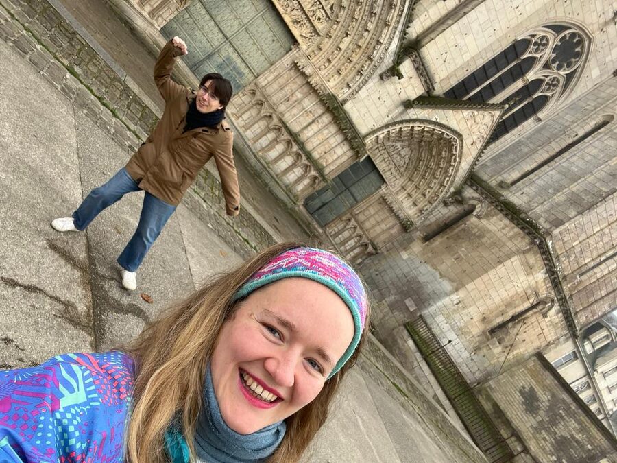 Alexia devant une cathédrale, bandeau coloré